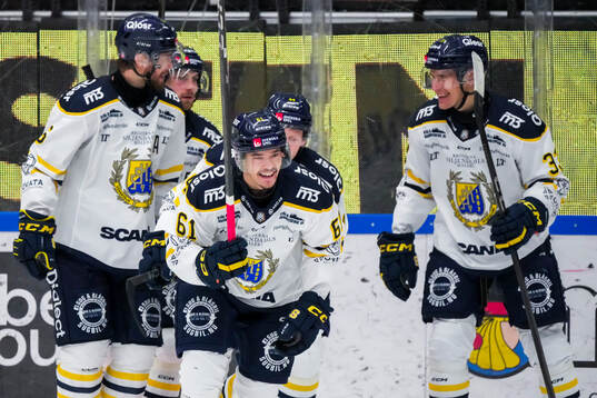 Södertäljes Miikka Pitkänen jublar