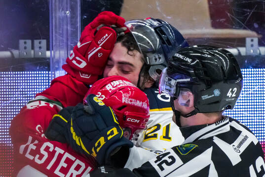 Moras Petter Vesterheim och Södertäljes Nolan Stevens i