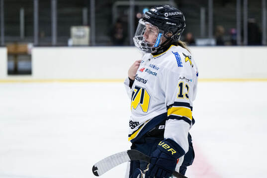 HV71s Julia Nearis deppar