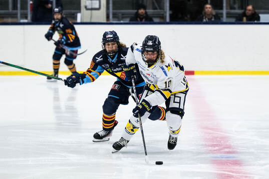 Djurgårdens Alva Hellqvist och HV71s Tea Løkke Nyberg