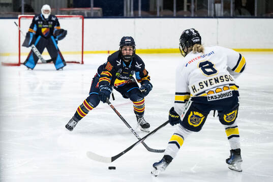 Djurgårdens Madeline Posick och HV71s Hilda Svensson