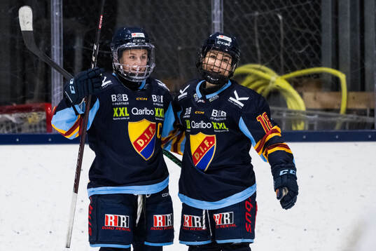 Djurgårdens Brette Pettet och Alice Östensson jublar