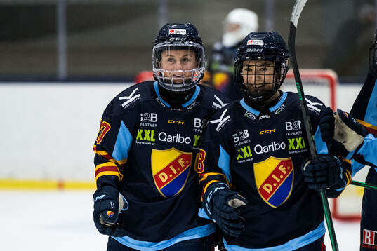 Djurgårdens Brette Pettet och Alice Östensson jublar
