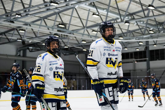 HV71s Eimear Leacy och Amanda Andersson deppar