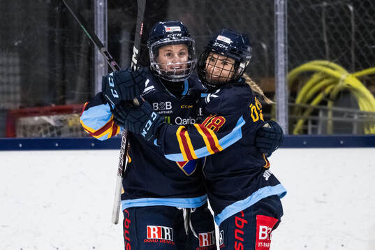 Djurgårdens Brette Pettet och Alice Östensson jublar