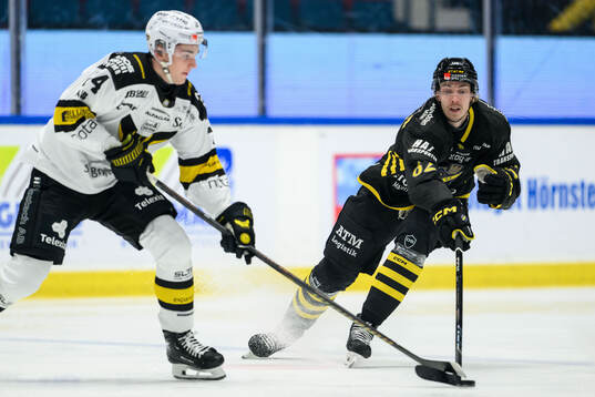 Västerås Joel Kant och AIKs Simon Åkerström