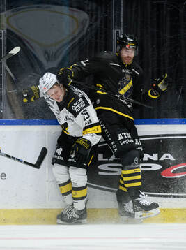 Västerås Jacob Hayhurst och AIKs Hampus Falk
