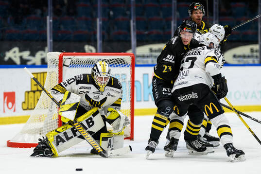 Västerås målvakt Rasmus Korhonen och AIKs Oliver