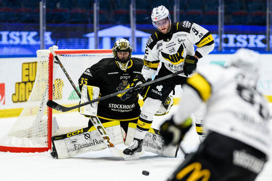 AIKs målvakt Jonathan Stålberg och Västerås Kim Rosdahl