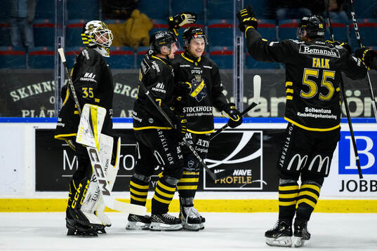 AIKs Lukas Zetterberg jublar med lagkamrater