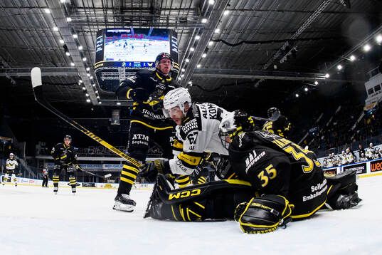 AIKs Filip Windlert och målvakt Jonathan Stålberg mot