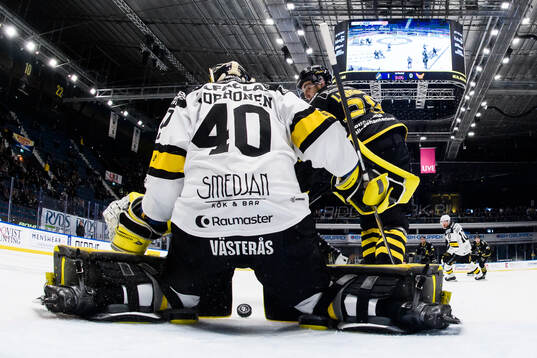 Västerås målvakt Rasmus Korhonen och AIKs Daniel Ljungman