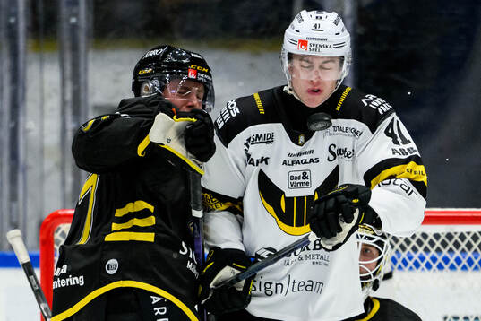 AIKs Alfred Barklund och Västerås Simon Zether