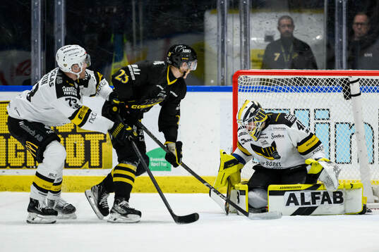Västerås Anton Gradin och målvakt Rasmus Korhonen mot