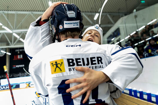 Västerbottens målvakt Theo Ermling jublar