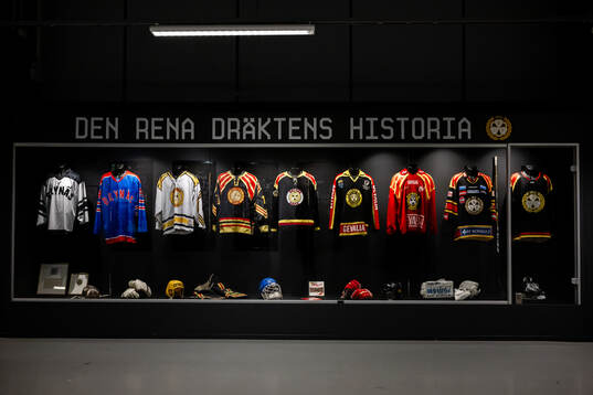 Brynäs historiska matchtröjor i en monter