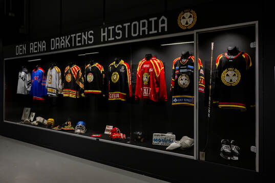 Brynäs historiska matchtröjor i en monter