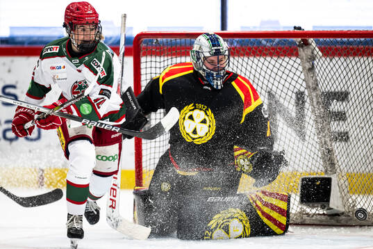 Modos Wilma Sundin och Brynäs målvakt Ena Nystrøm