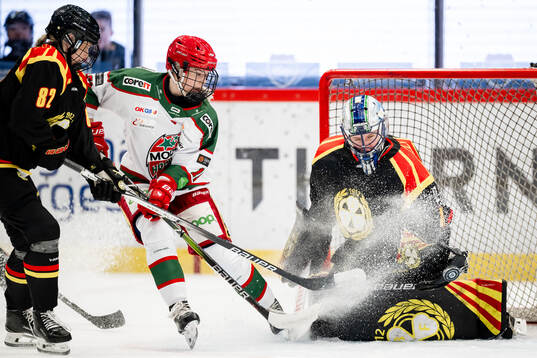 Modos Wilma Sundin och Brynäs målvakt Ena Nystrøm