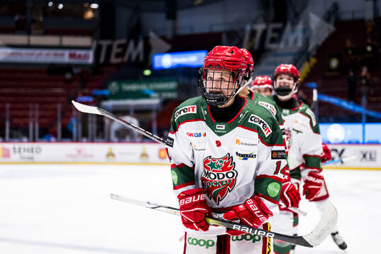 Modos Lovisa Engström jublar