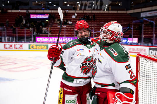 Modos målvakt Andrea Brändli jublar