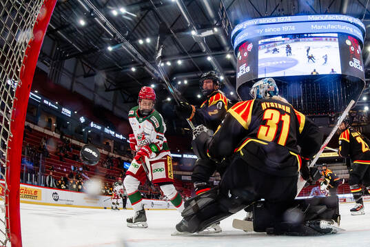 Modos Lovisa Engström gör 0-1 bakom Brynäs målvakt Ena