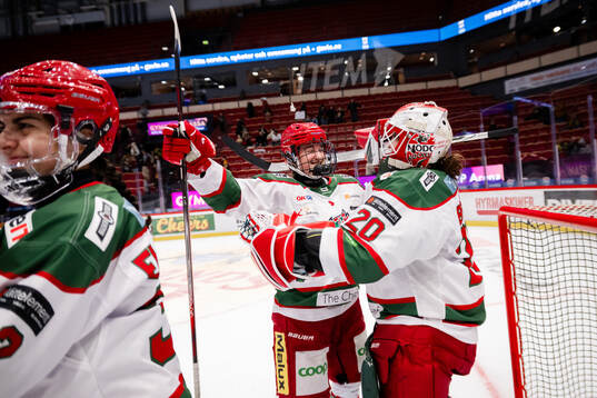 Modos Emma Seitz och målvakt Andrea Brändli jublar