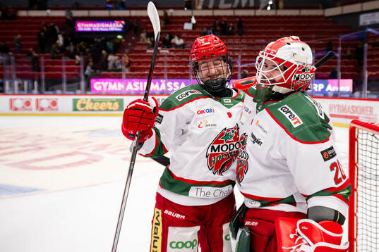 Modos Emma Seitz och målvakt Andrea Brändli jublar