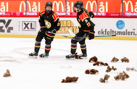 Brynäs Jenniina Nylund och Hanna Thuvik  jublar