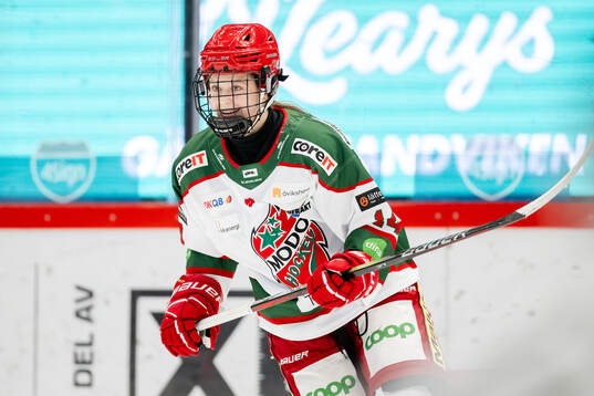 Modos Lovisa Engström jublar