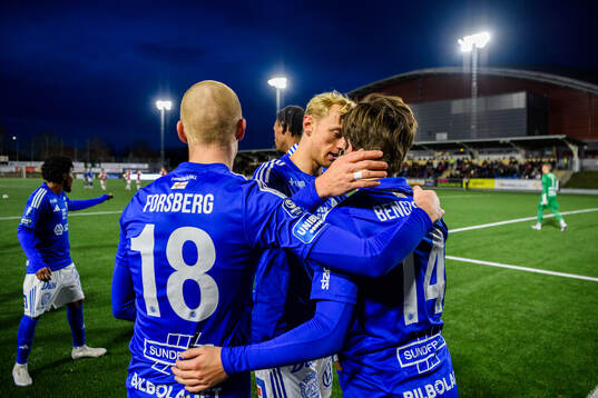 GIF Sundsvalls Johan Bengtsson jublar med Lucas Forsberg