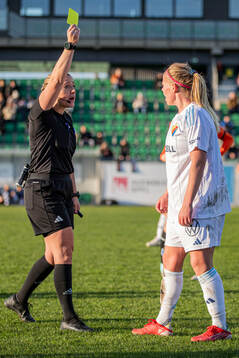 Djurgårdens Therese Åsland varnas av Domare Cecilia Ekwall