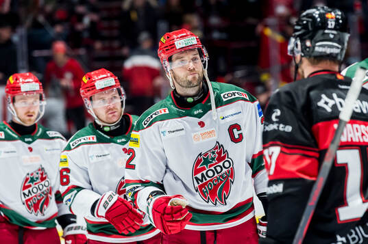 Modos David Rundblad deppar med lagkamraterna