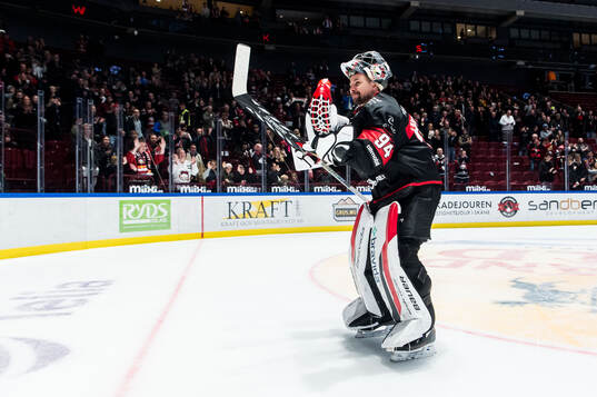 Malmö Redhawks målvakt Marek Langhamer jublar