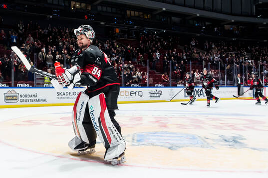 Malmö Redhawks målvakt Marek Langhamer jublar