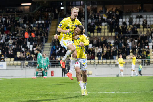 Falkenbergs FFs Rasmus Andersson och Linus Borgström jublar