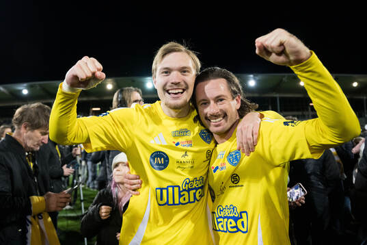 Falkenbergs FFs Hugo Tilly och Rasmus Andersson jublar