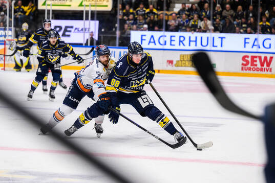 Växjös Brian Cooper och HV71s Herman Träff