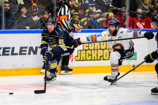 HV71s John Nyberg  och Växjös Petter Granberg