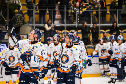 Växjös Joel Persson  jublar ishockeymatchen i SHL mellan