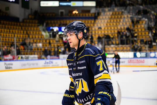 HV71s Radan Lenc  deppar  ishockeymatchen i SHL mellan HV71