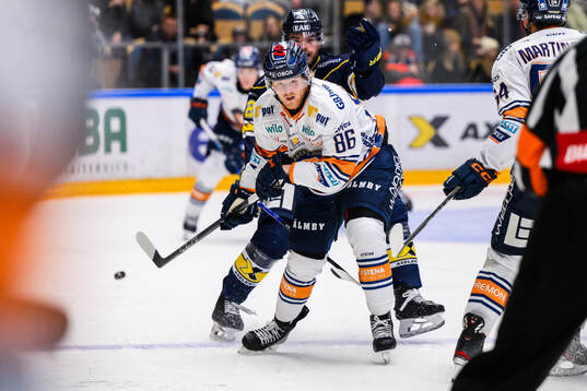 Växjös Joachim Blichfeld och HV71s Oscar Engsund