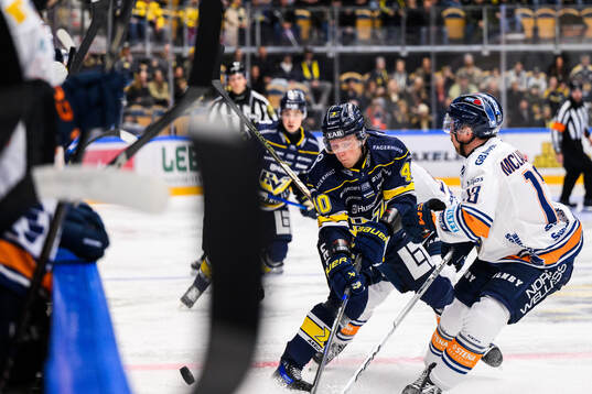 HV71s Oskar Stål-Lyrenäs och Växjös Dylan McLaughlin