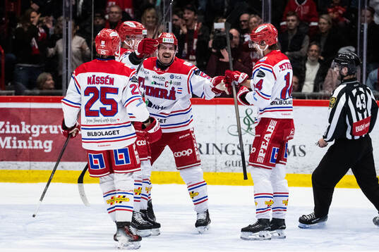 Timrås Emil Pettersson jublar med lagkamrater