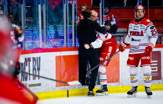 Timrås Jonathan Dahlén lämnar isen skadad