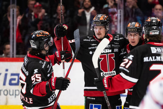 Örebros Robert Leino jublar med David Quenneville  och
