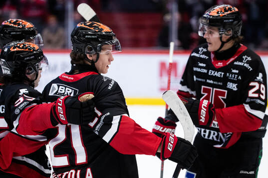 Örebros Patrik Puistola jublar med lagkamrater