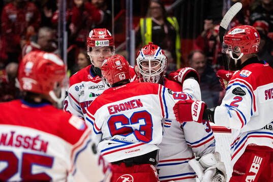 Timrås målvakt Tim Juel jublar med lagkamrater