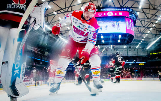 Timrås Anton Lander hämtar 0-3 pucken till Viggo