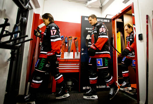 Örebros Patrik Karlkvist på väg ut till matchen